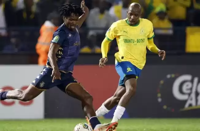Gelandang Esprerance Ogbelu Ouneche menendang bola menjauhi bek Sundowns Khuliso Mudau. (Foto: Antara)