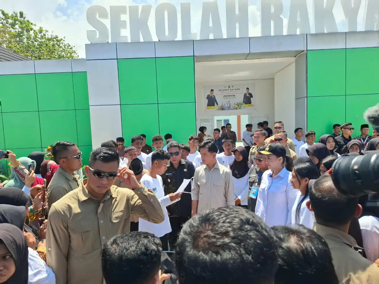 Gibran dan Sherly Wapres Gibran Rakabuming Raka dan Gubernur Sherly Tjoand, Mengunjungi Sekolah Rakyat (SR) Desa Akekolano (Foto Istimewa).