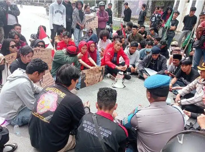 Ketua Dewan Pimpinan Cabang (DPC) Gerakan Mahasiswa Nasional Indonesia (GMNI) Kendari mengecam tindakan pemukulan dan pengeroyokan Satuan Polisi Pamung Praja (Satpol PP) terhadap pedagang kerupuk keliling.
