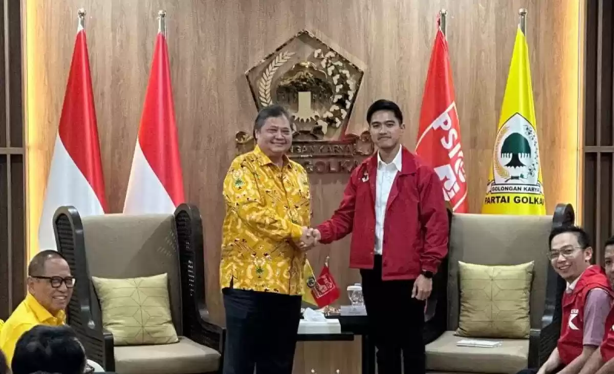 Ketua Umum Partai Golkar Airlangga Hartarto (kiri) bersama Ketua Umum PSI Kaesang Pangarep (kanan). (Foto: Antara)