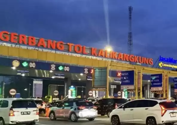 Kendaraan akan keluar dari Gerbang Tol Kalikangkung, Semarang, Jawa Tengah, pada Jumat (12/4/2024). (Foto: ANTARA)