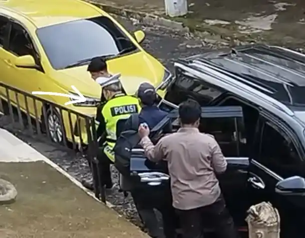 Gubernur Bengkulu Rohidin Mersyah Pakai Baju Polantas saat Dibawa KPK