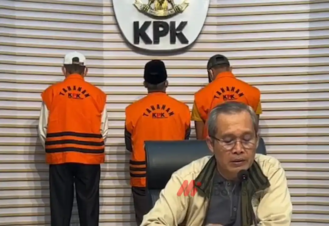 KPK menghadirkan tiga tersangka, dalam perkara dugaan korupsi berupa pemerasan dan gratifikasi di lingkungan Pemerintah Provinsi Bengkulu, Minggu (24/11/2024).