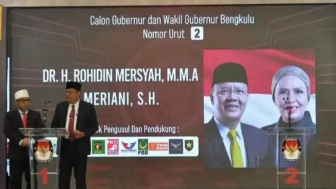 Pasangan calon Gubernur dan Wakil Gubernur Bengkulu nomor urut satu Helmi Hasan (kiri) dan Mian (kanan) sesaat akan mengikuti debat putaran ketiga di salah satu hotel di Kota Bengkulu, Kamis (21/11/2024) (Foto: Dok MI/Antara)