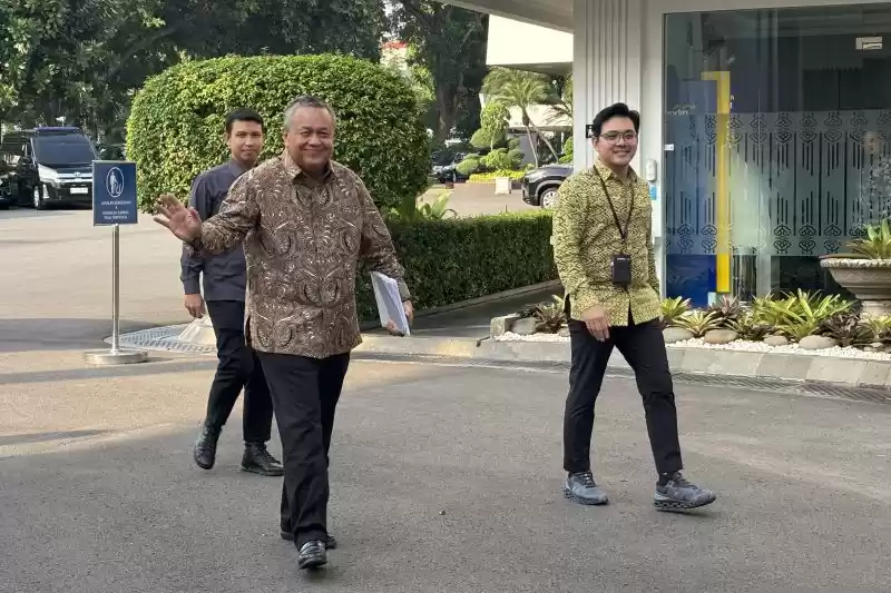 Gubernur Bank Indonesia (BI) Perry Warjiyo tiba di Istana Kepresidenan, Jakarta, Kamis (20/6/2024). [Foto: Antara]