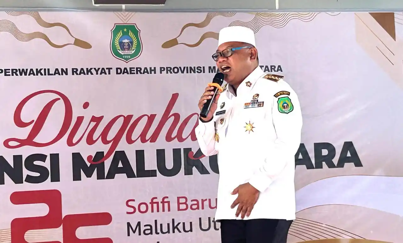 Pj Gubernur Malut, Samsuddin Abdul Kadir, menyanyikan lagu “Aku Bukan Jodohnya” pada saat bertatap muka dengan Praja IPDN Sulut, di Sofifi, Jumat (11/10/2024) (Foto: MI/Rais Dero)