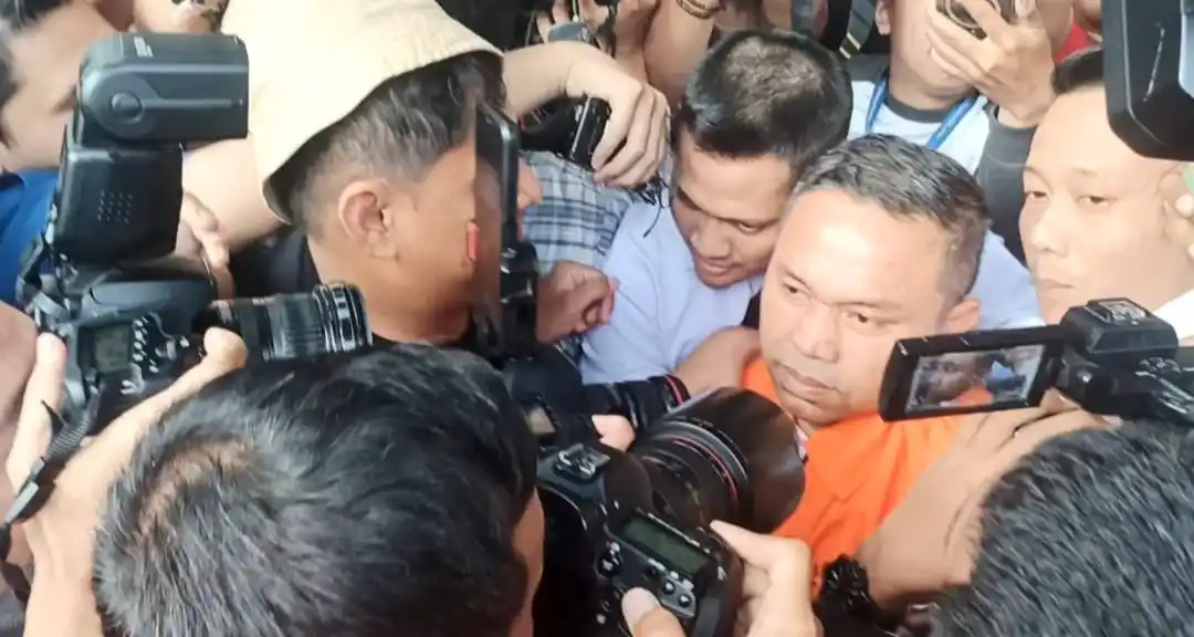 Gubernur Riau Abdul Wahid mengenakan rompi tahanan KPK (Foto: Dok MI/Albani Wijaya)