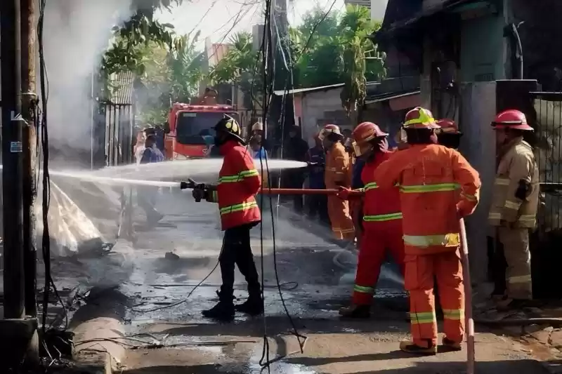 Gudang Perabotan yang berlokasi di Jalan Tugu, Jatikramat, Jatiasih, Kota Bekasi, kebakaran pada Rabu (3/7/2024). [Foto: Humas Gulkarmat Kota Bekasi]