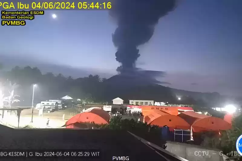 Kolom abu vulkanik setinggi lima kilometer, terbentuk akibat aktivitas erupsi Gunung Ibu di Maluku Utara, Selasa (4/6/2024). (Foto: Doc. PVMBG)