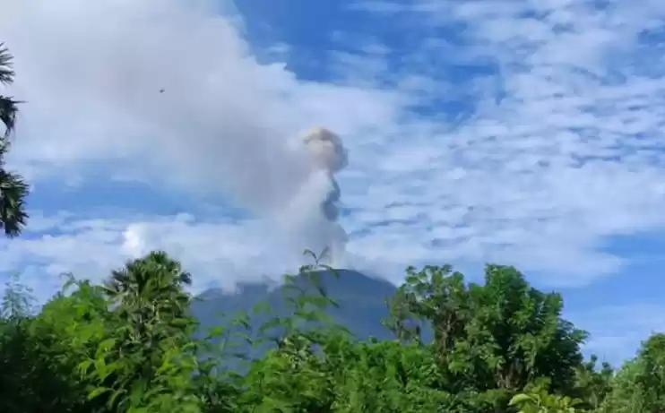 Erupsi Gunung Lewotolok di Lembata. (Foto: Antara)