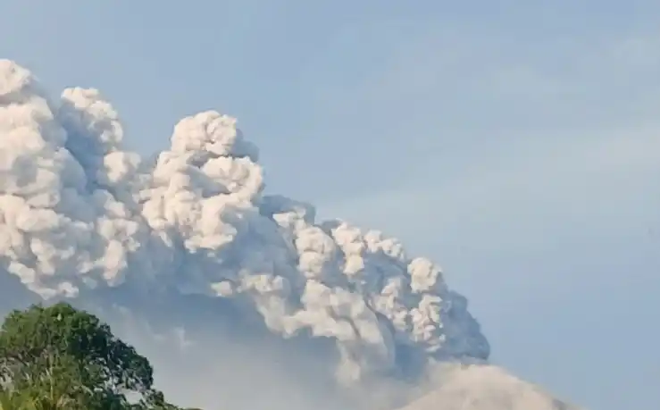 Gunung Lewotobi Laki-Laki mengeluarkan abu vulkanik (Foto: Antara)