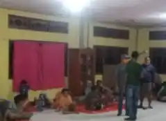 Sejumlah pengungsi diungsikan ke lokasi penampungan di kecamatan Titehena akibat erupsi gunung Lewotobi Laki-Laki. [Foto: ANTARA]