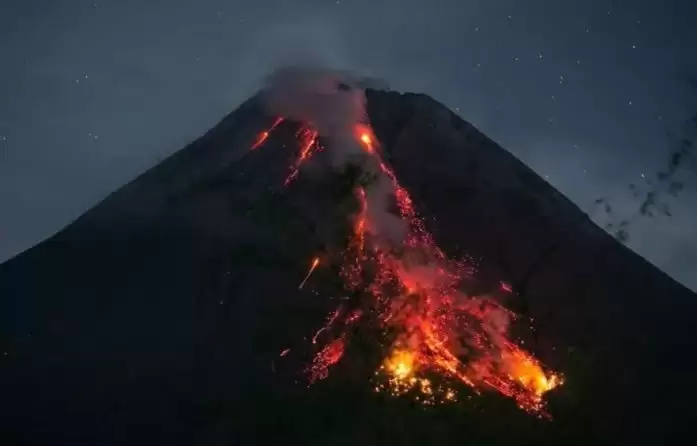 uguran lava pijar Gunung Merapi pada Siaga (level III) terlihat dari Turi, Sleman, DI Yogyakarta, Selasa (12/12/2023). (Foto: ANTARA)