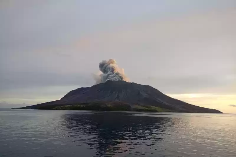 Gunung Ruang di Kepulauan Sitaro, Sulawesi Utara masih mengeluarkan asap vulkanik, Jumat (19/4/2024) (Foto: Basarnas)