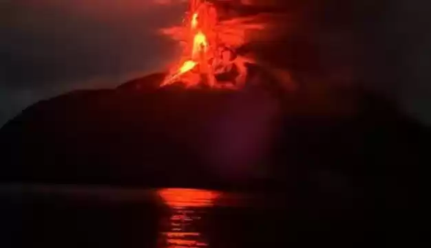 Pendar cahaya merah muncul saat erupsi terjadi pada puncak Gunung Ruang di Kabupaten Kepulauan Sitaro, Maluku Utara, Selasa (30/4/2024). [Foto: ANTARA]