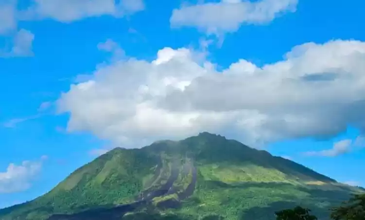 Gunung Ruang di Kabupaten Kepulauan Sitaro. (Foto: Antara)