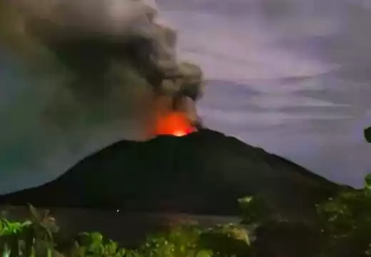 Gunung Ruang di Kabupaten Kepulauan Sitaro, Sulut meletus pada pukul 19.19 WITA. (Foto: ANTARA)