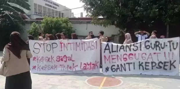 Guru-Guru dan TU SMKN 12 Bentangkan Spanduk Menggugat Kepsek Diganti