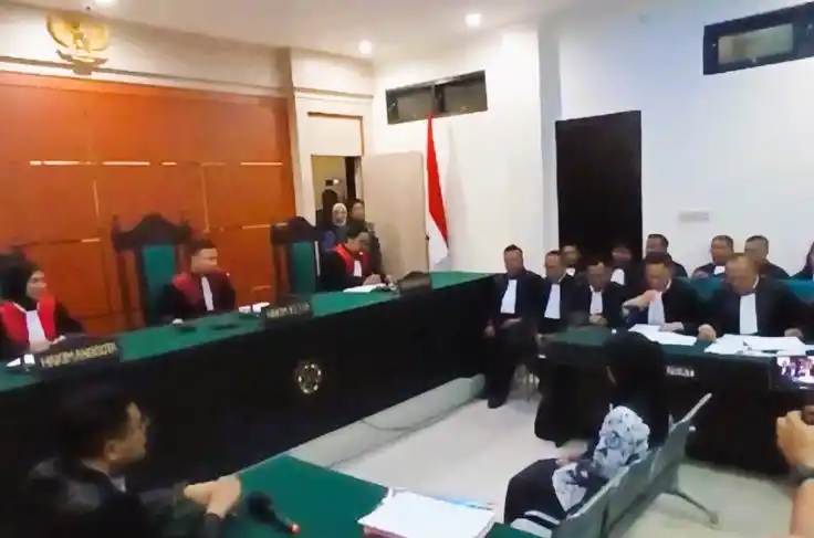 Guru SDN 4 Baito Supriyani saat menjalani sidang di PN Andoolo (Foto: Antara)