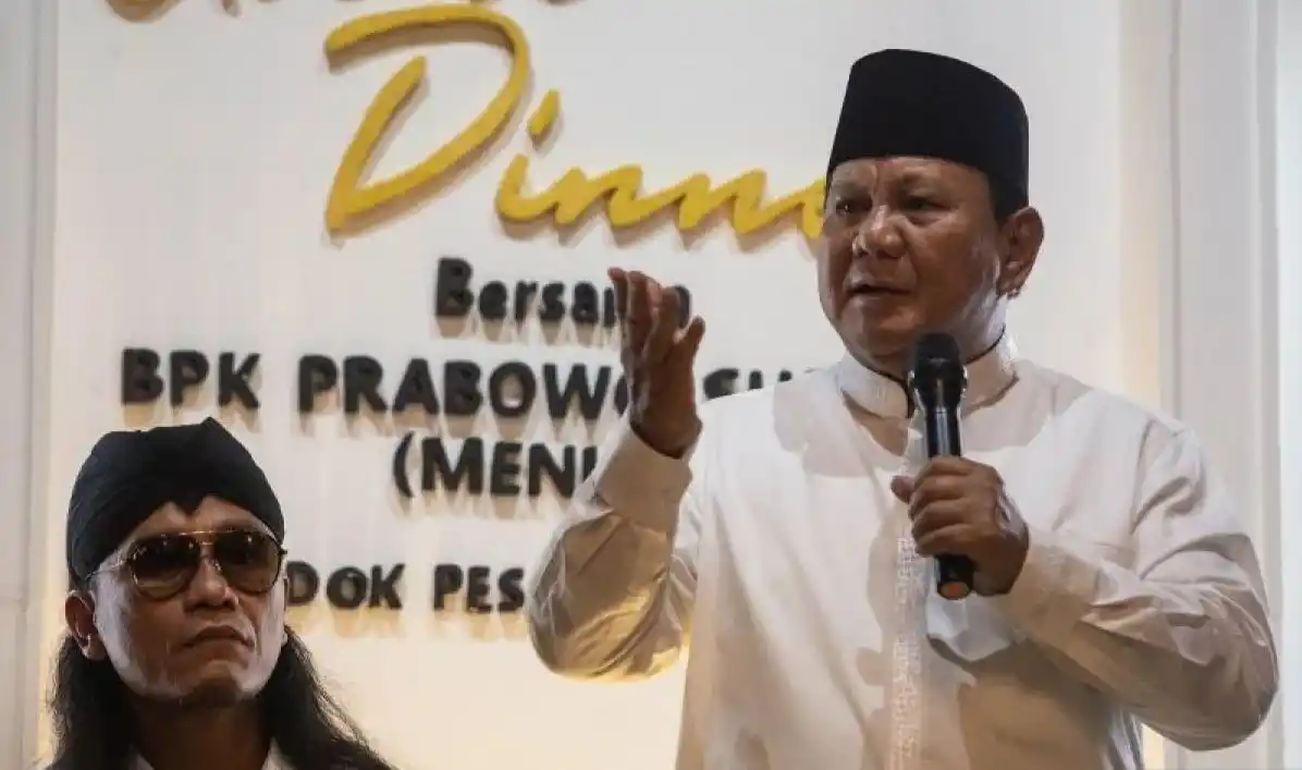 Prabowo Subianto (kanan) didampingi pengasuh Pondok Pesantren Ora Aji Gus Miftah (kiri) menyampaikan pidato di Pondok Pesantren Ora Aji, Sleman, DI Yogyakarta, Jumat (8/9/2022