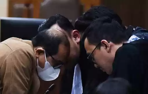 Hakim Mahkamah Agung (MA) nonaktif, Gazalba Saleh saat berbincang dengan tim kuasa hukumnya (Foto: Istimewa)