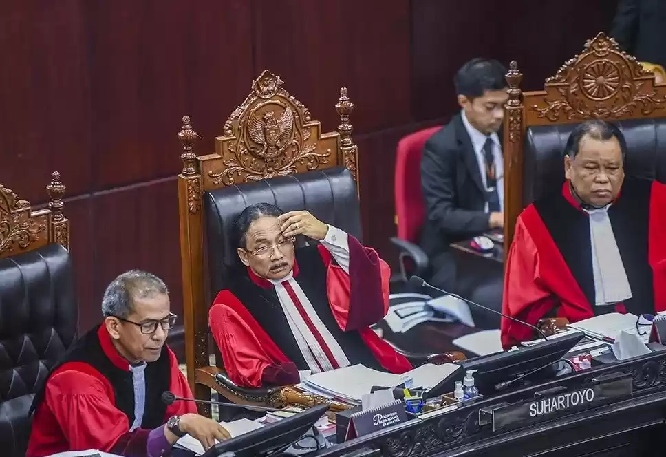 Ketua MK Suhartoyo (tengah) didampingi Hakim Konstitusi Saldi Isra (kiri) dan Arief Hidayat (kanan) memimpin sidang lanjutan sengketa hasil Pilpres 2024, Senin (1/4/2024)
