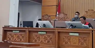 Hakim tunggal Pengadilan Negeri Jakarta Selatan (PN Jaksel) Tumpanuli Marbun dalam sidang putusan gugatan praperadilan Tom Lembong terkait penetapan tersangka kasus dugaan korupsi impor gula di Kementerian Perdagangan (Kemendag) pada 2015-2016, Jakarta, Selasa (26/11/2024). [Foto: ANTARA]