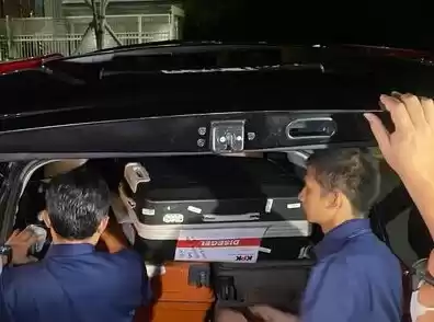 KPK bawa kembali koper dengan tulisan disegel, mesin penghitung uang, dan satu boks dalam penggeledahan rumah Hanan Supangkat (Foto: Dok MI)