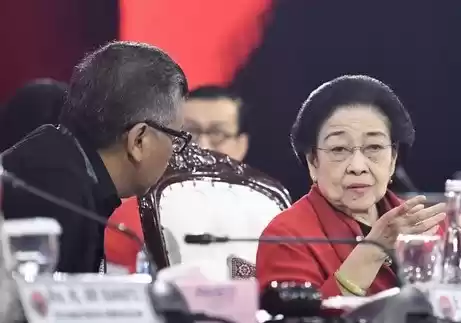 Hasto Kristiyanto saat mendengarkan arahan Megawati Soekrnoputri (Foto: Dok MI/Ant)