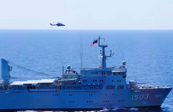 Helikopter Super Lynx terbang di atas Kapal perang Malaysia. (Foto: Antara)