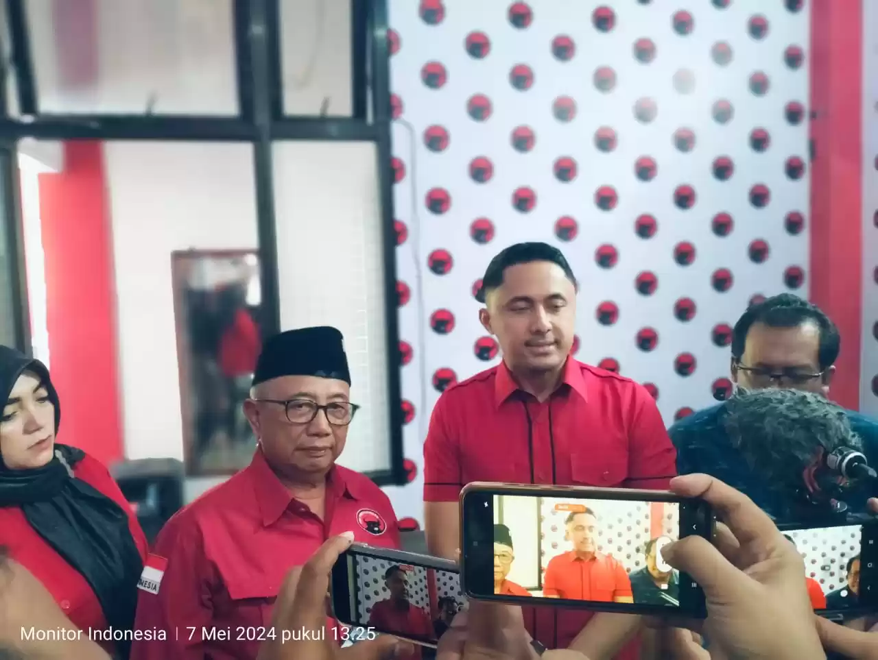 Hengky Kurniawan saat menyampaikan keterangan pers, dengan didampingi pengurus DPC PDIP Kabupaten Blitar. (Foto: MI/JK)
