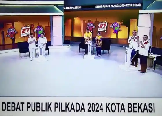 Debat Perdana Pasangan Calon Wali Kota Bekasi, dari Kiri: Pasangan Heri Koswara-Sholihin, Nomor Urut 1, Uu Syaful Mikdar-Nurul Sumarheni, Nomor Urut 2, Tri Adhianto-Harris Bobihoe, Nomor Urut 3.