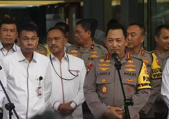 Kapolri Jenderal Listyo Sigit Prabowo bersama rombongan perwira tinggi (Pati) Polri menyambangi Gedung Komisi Pemberantasan Korupsi (KPK), Jakarta Selatan, pada Senin, 4 Desember 2023.