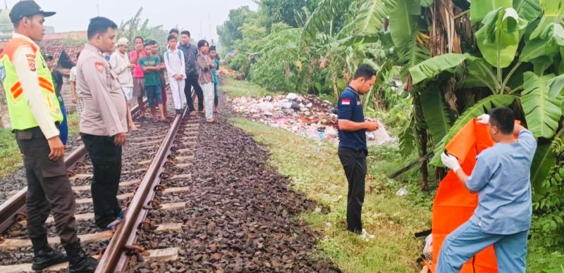 Polresta Serang Kota mengevakuasi sesosok mayat perempuan yang tewas diduga tertabrak kereta api di jalur perlintasan di Kasemen, Senin (29/1).  (Foto: ANTARA)