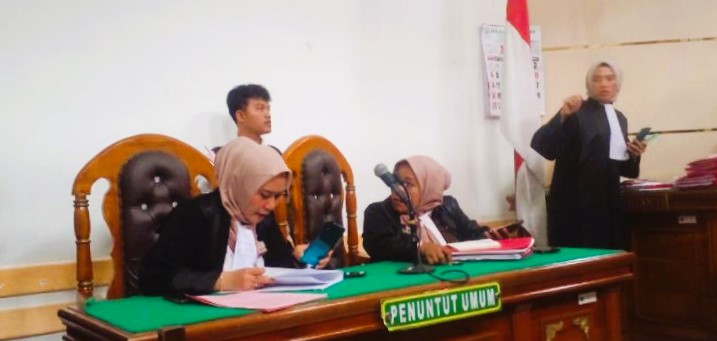 JPU Kejari Medan Rahmayani Amir Ahmad (kiri) membacakan nota tuntutan di Pengadilan Negeri Medan, Sumatera Utara, Selasa (20/2/2024). (Foto: ANTARA)