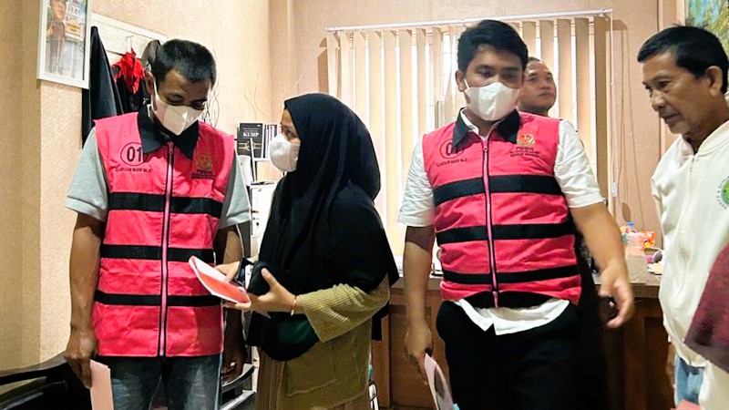 Dua tersangka kasus dugaan korupsi bersiap dibawa penyidik ke Rutan Kelas IIB Sengkang, Kabupaten Wajo, Sulawesi Selatan. (Foto: ANTARA)