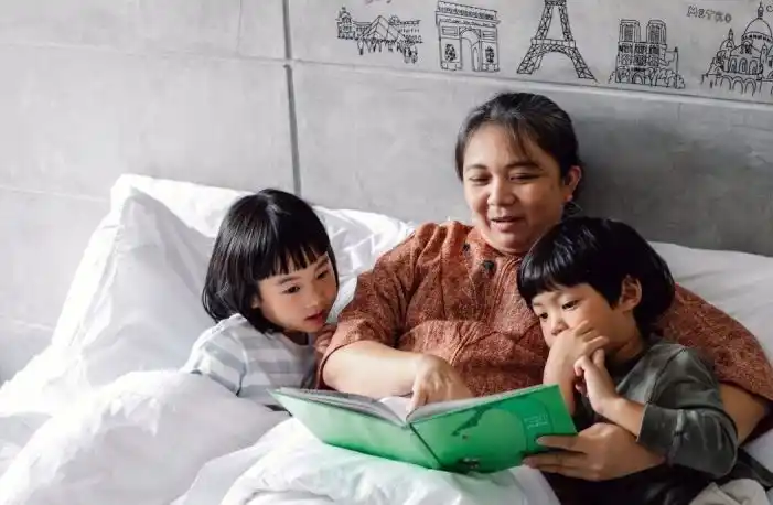 Ilustrasi - Seorang ibu sedang membacakan buku cerita kepada anak sebelum tidur. (Foto: Antara)