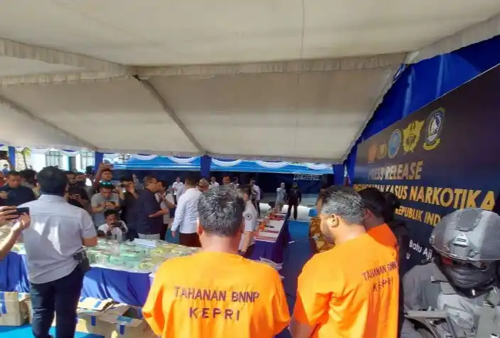 Tiga WN India ditangkap oleh BNN RI bersama Bea Cukai di Perairan Karimun (Foto: Antara)