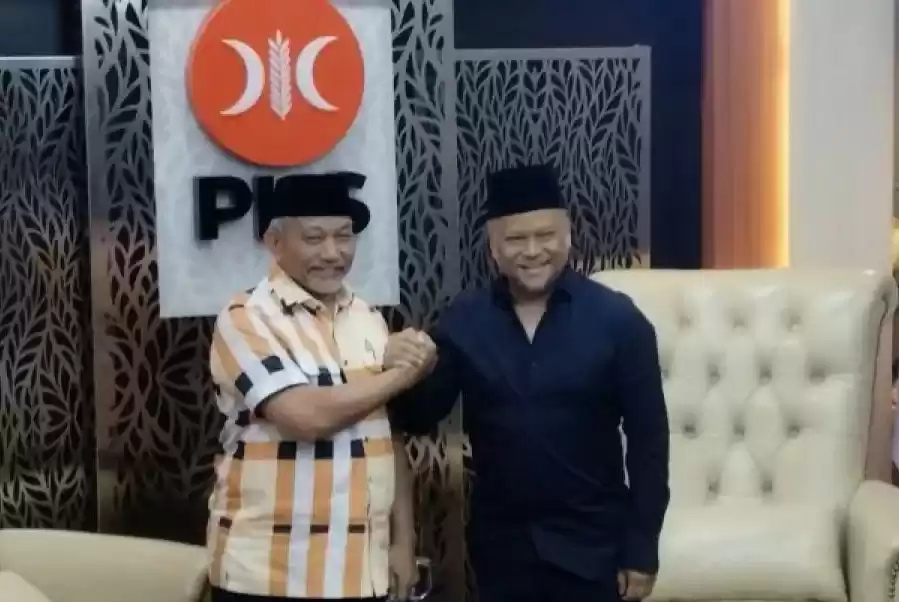 Presiden PKS Ahmad Syaikhu (kiri) menerima kunjungan Ilham Habibie (kanan) di Kantor DPP PKS (Foto: Antara)