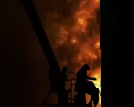 Ilustrasi - Pemadam kebakaran padamkan api di gedung. (Foto: ANTARA)