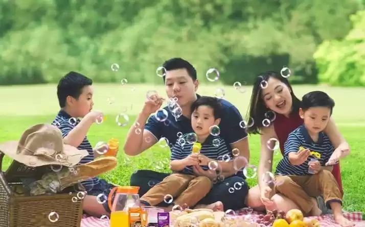 Ilustrasi - keluarga bahagia dengan anak yang sehat. (Foto: Antara)