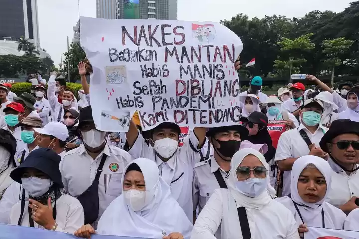 Ilustrasi. Massa yang tergabung dalam Forum Komunikasi Honorer Nakes & Non Nakes (FKHN) Indonesia melalukan aksi unjuk rasa di kawasan Patung Kuda, Monas, Jakarta Pusat, Kamis 22 September 2022. (Foto: Net)