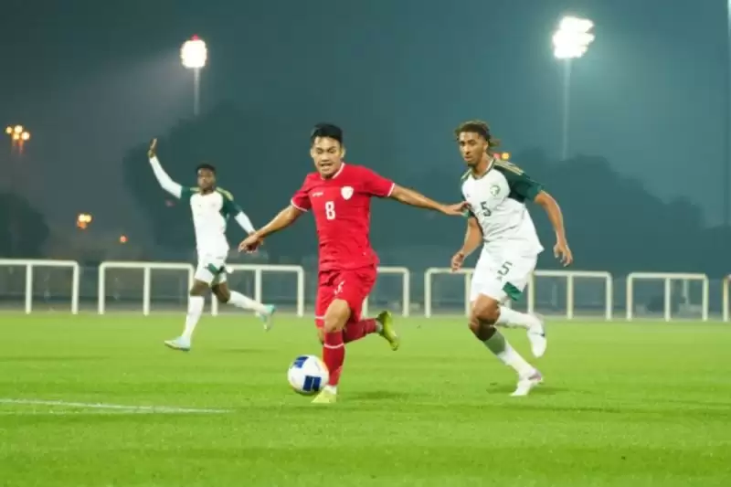 Pemain Timnas Indonesia U-23, Witan Sulaeman, menguasai bola saat laga uji coba melawan Arab Saudi di Dubai, Uni Emirat Arab, Jumat (5/4/2024) malam. [Foto: Doc. PSSI]