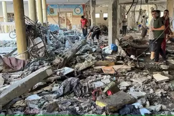 Warga Palestina memeriksa lokasi serangan Israel terhadap sekolah yang menampung orang-orang terlantar, di Kota Gaza, 10 Agustus 2024.