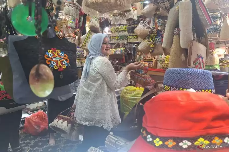 Ibu Negara Iriana Jokowi saat berbelanja kerajinan tangan khas Kalimantan Timur (Kaltim) di Pasar Inpres Kebun Sayur, Kota Balikpapan, Senin (29/7/2024). [Foto: ANTARA]