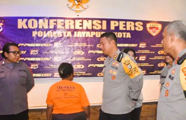 BK (56 th) ibu rumah tangga yang ditangkap setelah ditemukannya ganja didalam rumahnya (Foto: Antara)