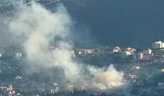 Asap mengepul menyusul serangan Israel di desa Kfar Kila di Lebanon selatan pada 16 Juli 2024, di tengah berlanjutnya ketegangan di perbatasan Lebanon-Israel. (Foto: MI/AFP/RABIH DAHER)