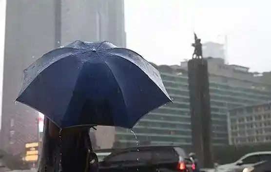 Badan Meteorologi, Klimatologi, dan Geofisika (BMKG) memprediksi cuaca sebagian wilayah Jakarta berpotensi diguyur hujan pada Kamis, 26 Juni 2025. Hujan turun dengan intensitas ringan.