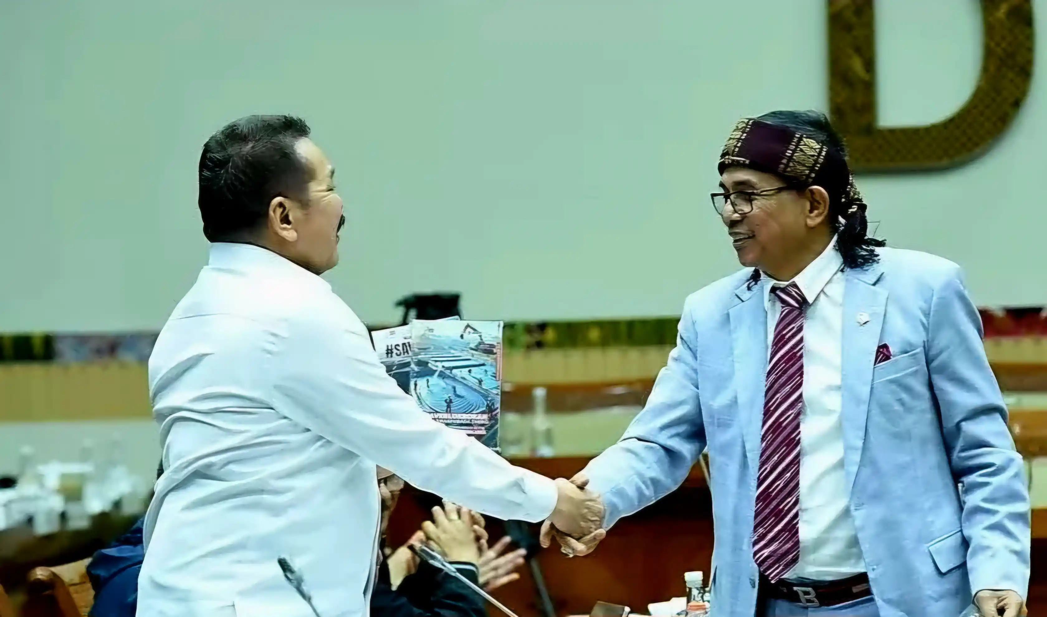 Anggota Komisi III DPR Fraksi Demokrat, Hinca Panjaitan (kanan) bersalaman dengan Jaksa Agung ST Burhanuddin (kiri) dalam RDP komisi III (Foto: Istimewa)