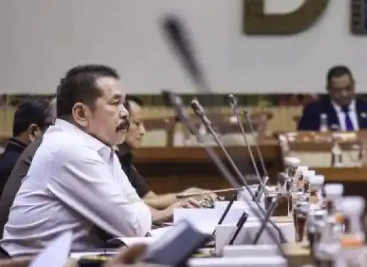 aksa Agung Sanitiar Burhanuddin (kiri) bersiap mengikuti rapat kerja dengan Komisi III DPR RI di Kompleks Parlemen, Senayan, Jakarta, Rabu (13/11/2024).